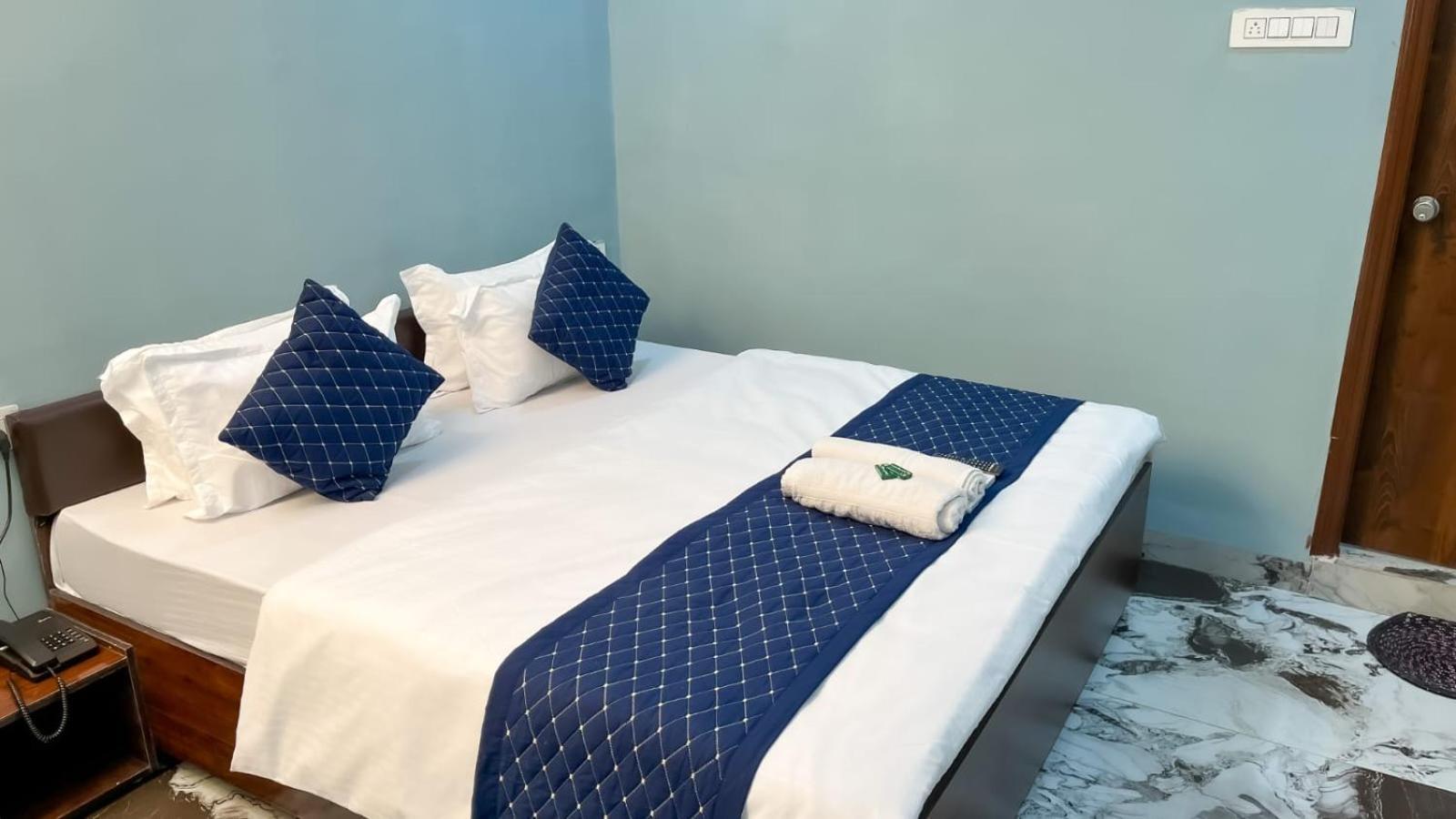 Hotel Abhinandan Индаур Экстерьер фото